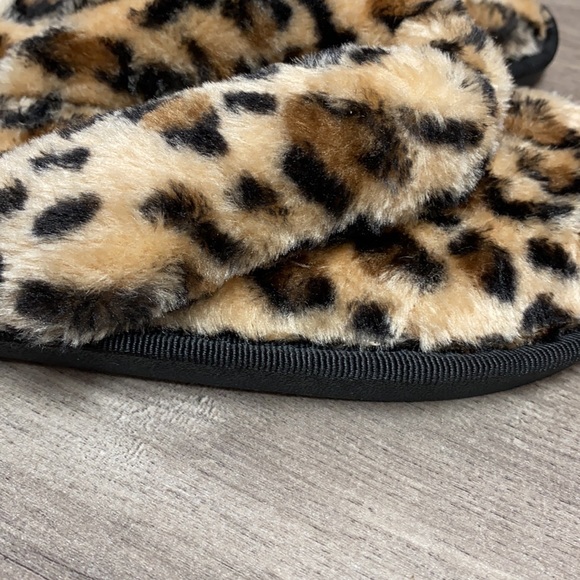 PLUSH Leopard Cheetah Print Slippers Thongs M - Picture 3 of 4
